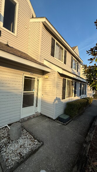 Building Photo - 500 Fairway Village Dr