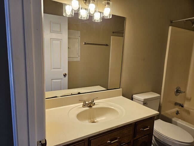 Building Photo - 104 Spring Hill Dr