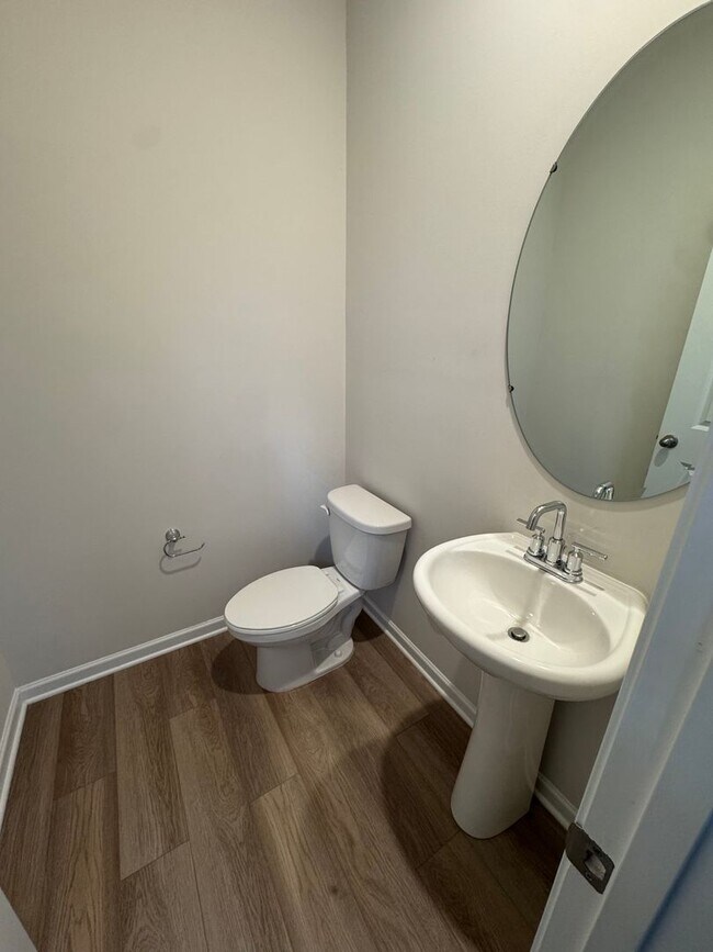 Building Photo - Beautiful 3BR 2.5 Townhouse w/ 2-Car Garage •  EV Plug • Quartz Island • End Unit in Charlotte