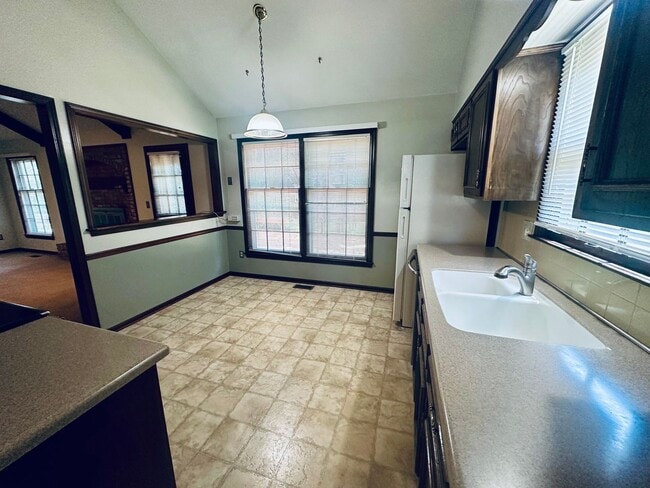 Building Photo - {12119} Spacious Home in Fantastic Locatio...