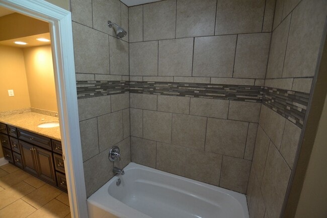 Building Photo - Must See!  Beautifully remodeled 3 bedroom, 2 bath home in Park Forest - Oakcrest Subdv