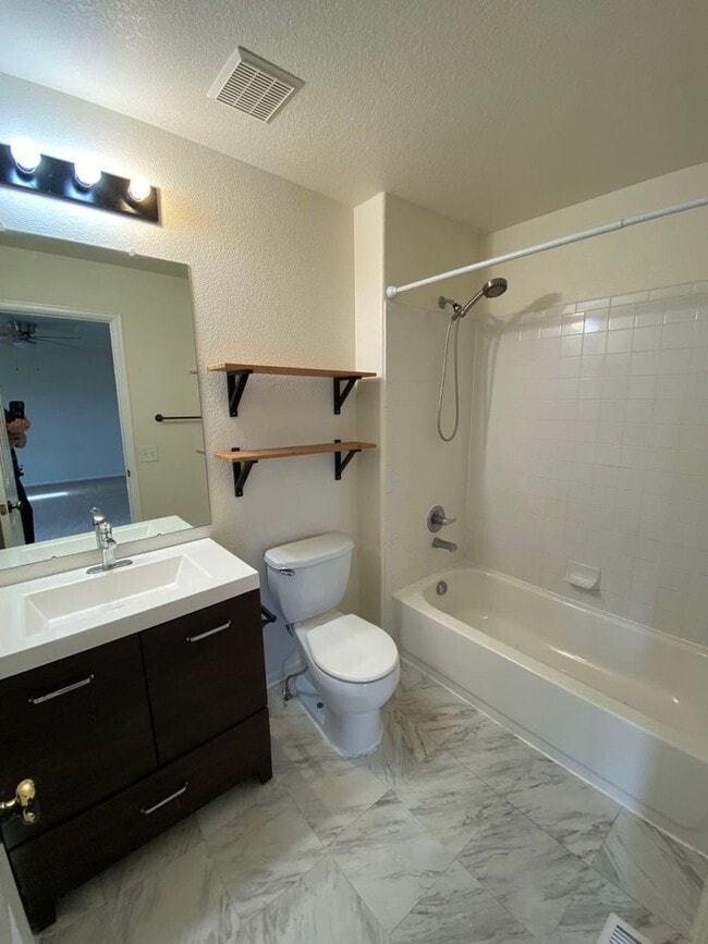 Building Photo - 3 bedroom 2 bathroom duplex in Englewood