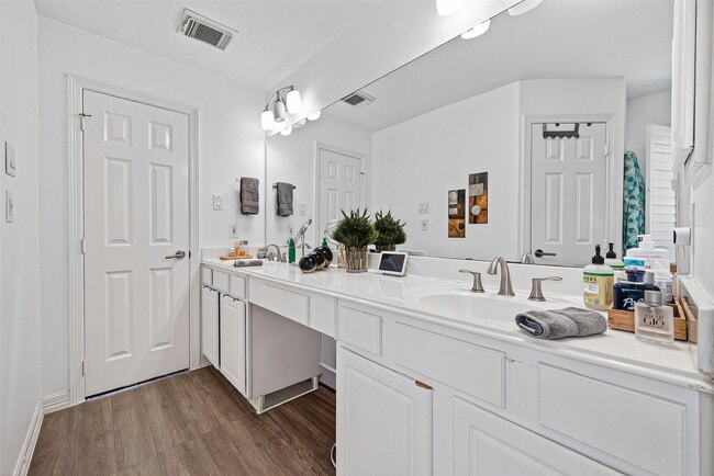 Building Photo - 1015 Enclave Square S
