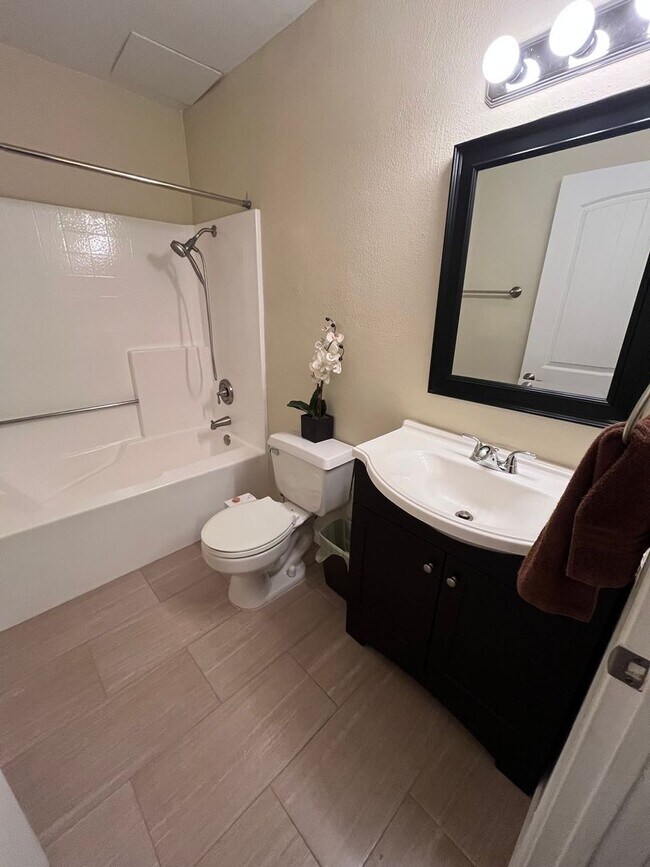 Building Photo - Darling 2+2 Condo W/Views + Amenities in g...