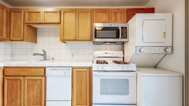 Building Photo - Bright first floor 2 bedroom with washer &...