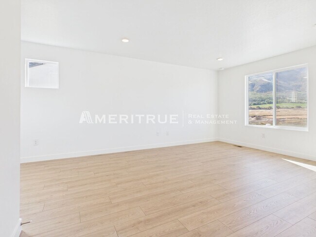 Building Photo - 1868 E 640 N
