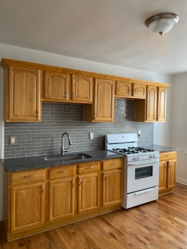 Building Photo - 2325 S Leavitt St