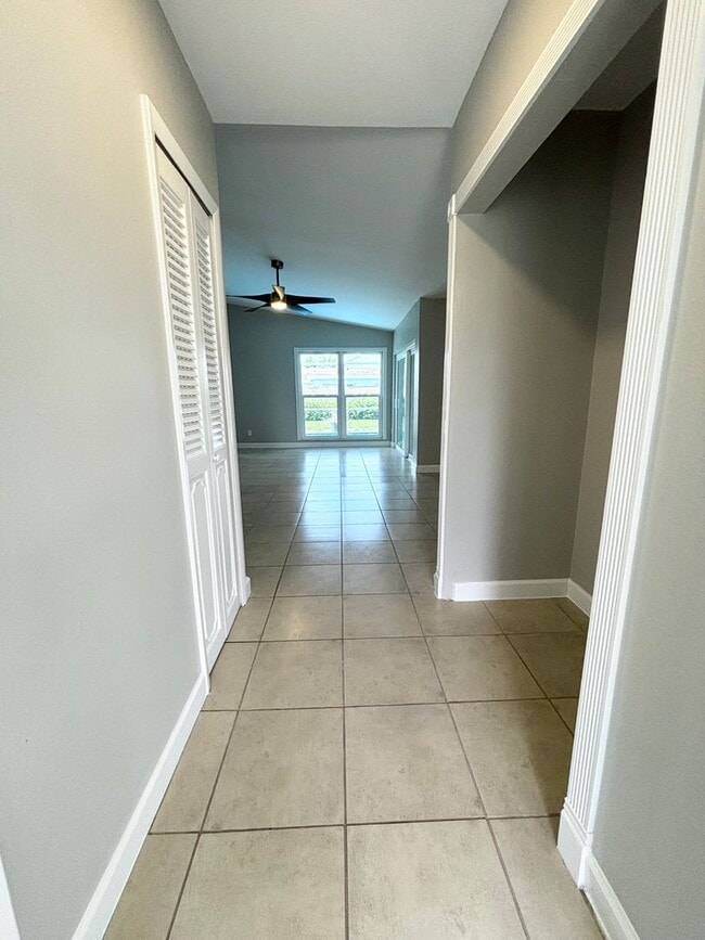 Building Photo - Newly Remodeled 3/2 with Pool