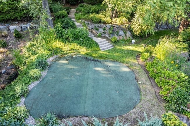 Building Photo - 225 Kenrick St