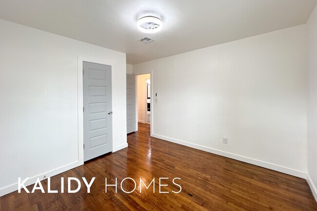 Building Photo - 909 SW 48th St