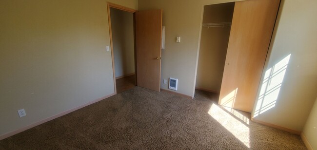 Building Photo - Pre-Leasing - 3bd/2bath (Cordata Area)