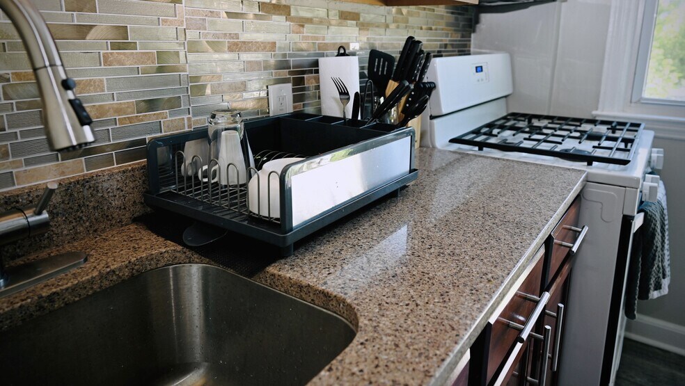 Building Photo - 1544 Oakridge Rd