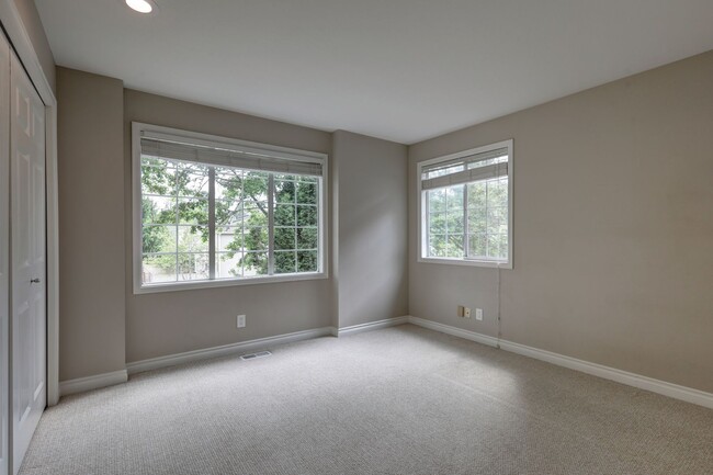 Building Photo - Beautifully Remodeled Home with Gourmet Kitchen & Fenced Yard in Klahanie