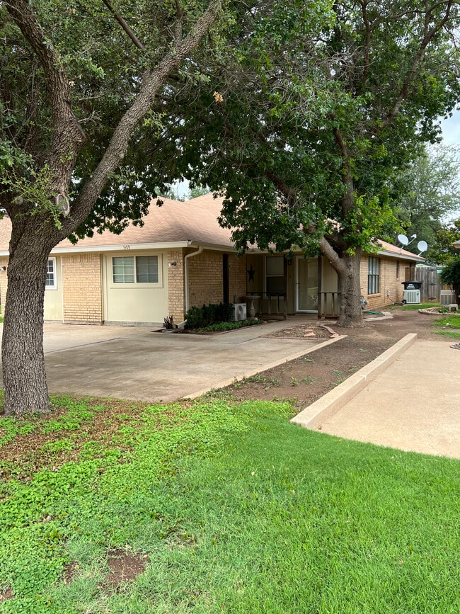 Building Photo - 1409 Westheimer Rd