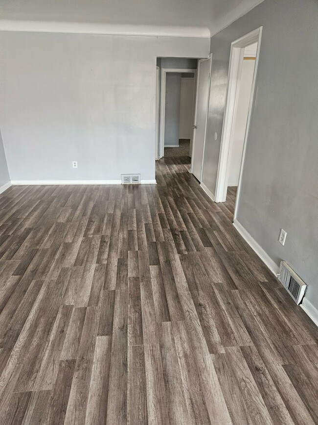 Building Photo - 2 Bedroom Duplex