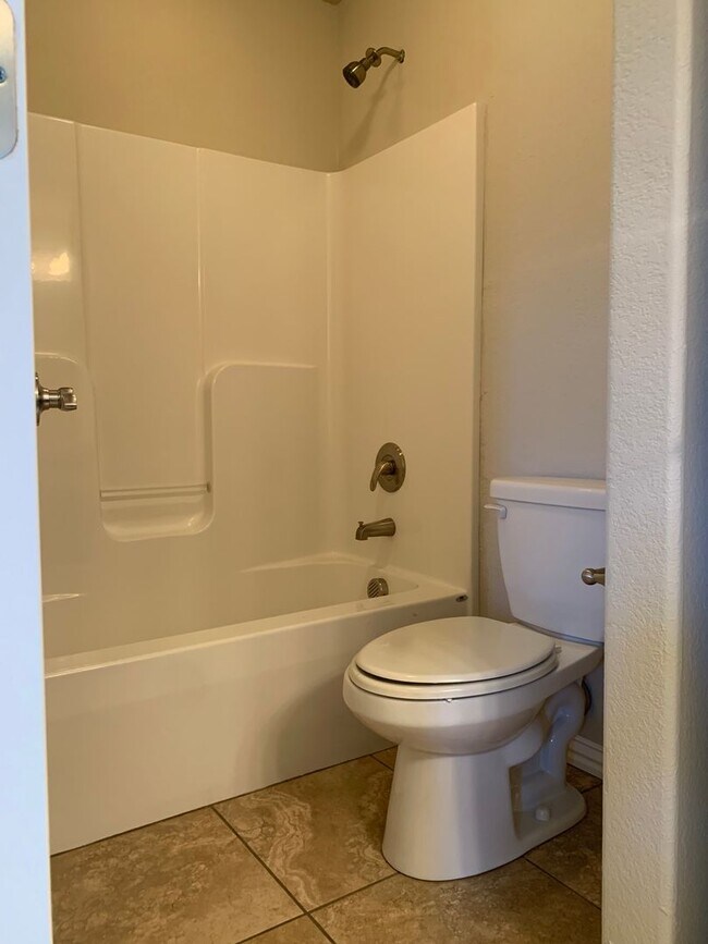 Building Photo - 3-Bedroom, 2.5-Bath TOWNHOME IN ROGERS!!!!