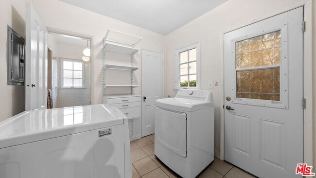 Building Photo - 434 N Genesee Ave