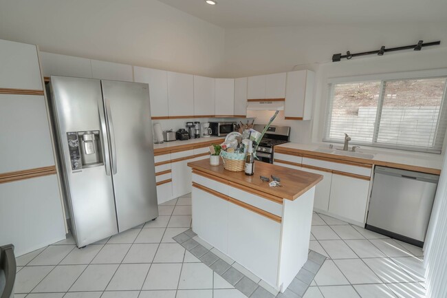 Building Photo - Fully Furnished 3 Bedroom Home for Rent in...