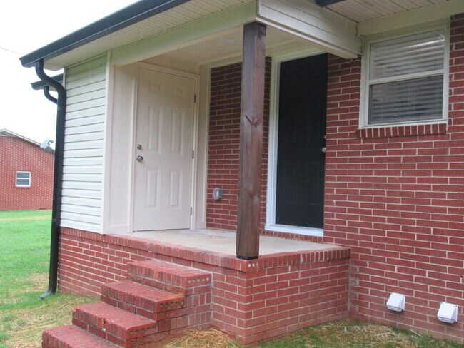 Building Photo - Newly Renovated Brick Duplexes in Lincolnt...