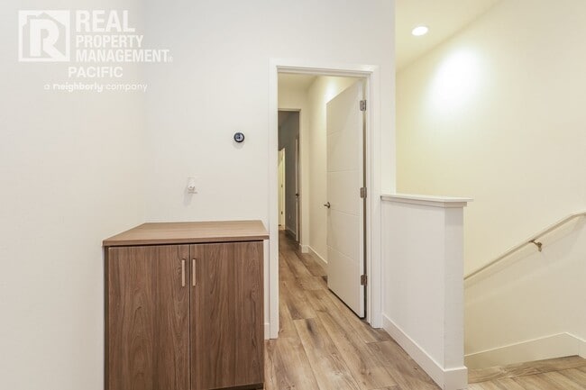 Building Photo - Modern Townhome in Gated West Oakland Comm...