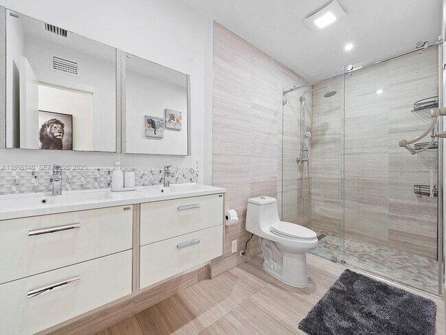 Building Photo - 6951 Miami Lakeway S