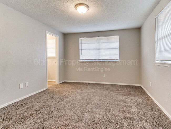 Building Photo - 606 Elmwood Dr