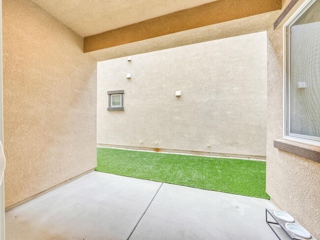 Building Photo - Beautiful 2019 Built 3 bedrooms 2.5 bath!