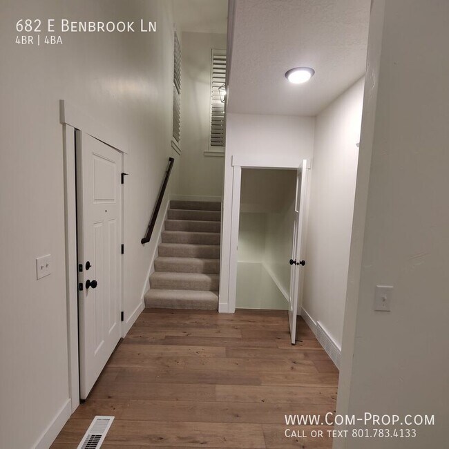 Building Photo - 682 E Benbrook Ln