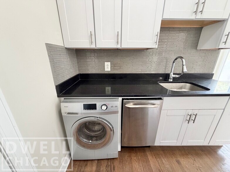 Building Photo - 3825 N Greenview Ave