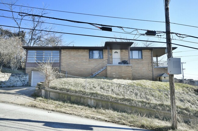 Building Photo - Charming 3-Bedroom Ranch in North Braddock...