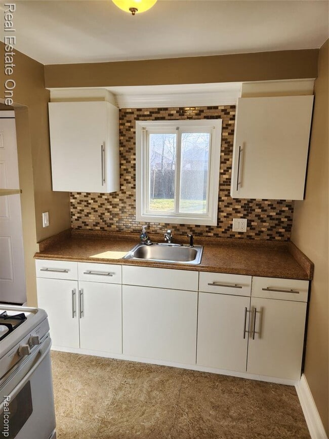 Building Photo - 8741 W Nine Mile Rd