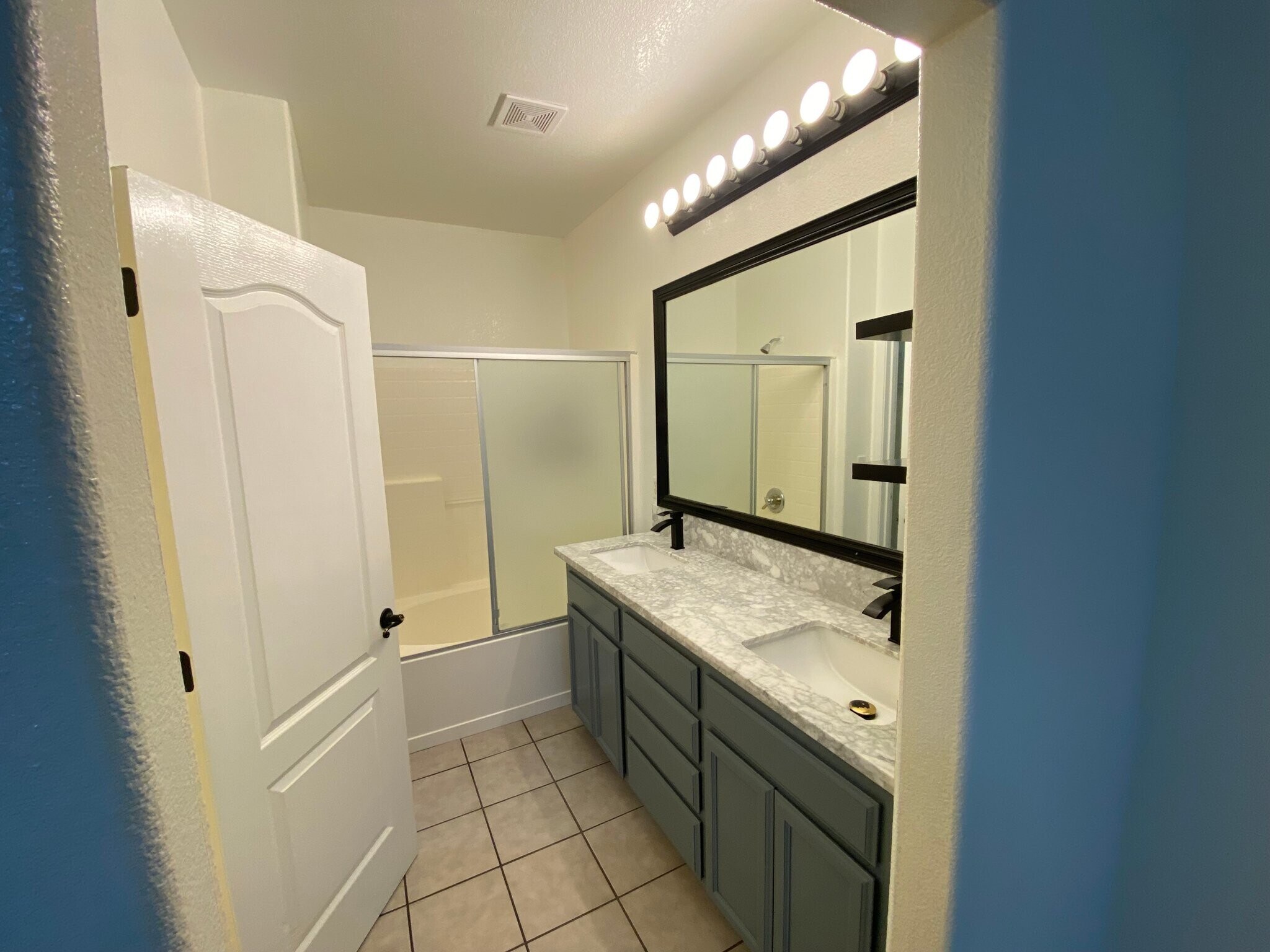 Building Photo - 686 Anna Dr