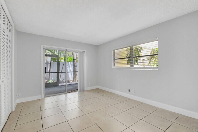 Building Photo - 3915 S Flagler Dr