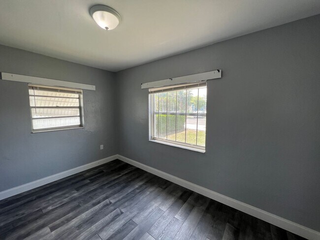 Building Photo - 2 Bedroom 1 Bath unit Move-In Ready Home in West Park!