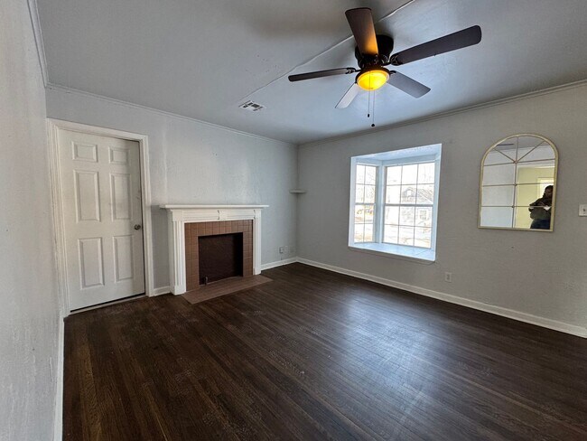 Building Photo - 2 Bedroom 1 Bath walking Distance to TU