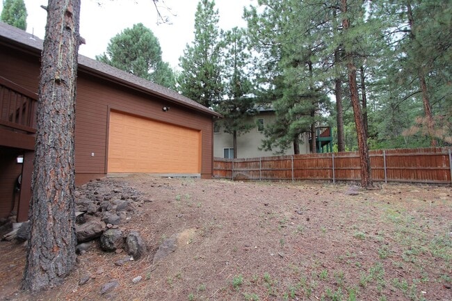 Building Photo - Stunning Boulder Pointe home with Huge Bon...
