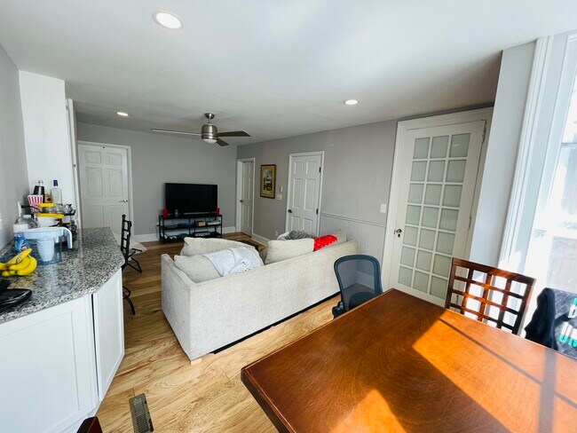 Building Photo - 27 Oak St