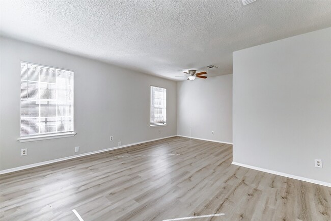 Building Photo - 702 Lyle W Ave