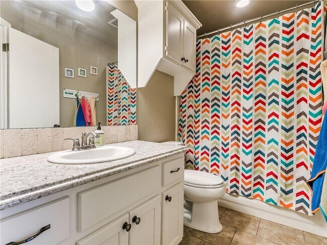 Building Photo - Gorgeous Home Located In Choctaw!!!