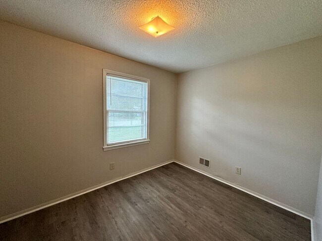 Building Photo - 4036 Tavineer Dr