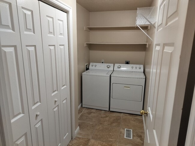 Building Photo - 264 N 3rd E