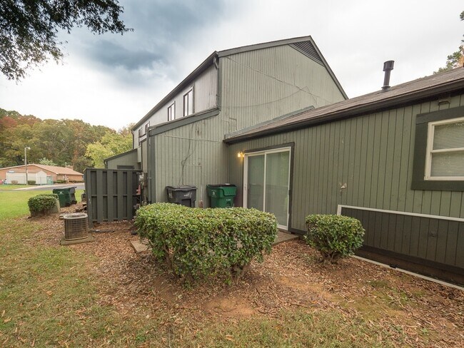 Building Photo - 2 Bed, 1.5 Bath w/ W&D in Unit-Move in Ready!