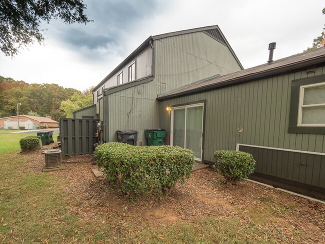 Building Photo - 2 Bedroom, 1.5 Bath-Available Now-6149 Ben...