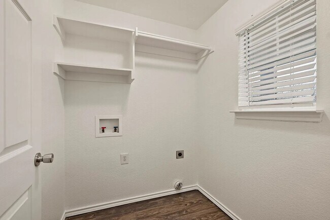 Building Photo - Light-Filled 3-Bedroom Home with Updated K...