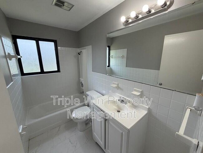 Building Photo - 10319 Varnum Dr