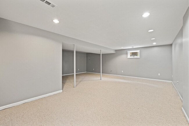 Building Photo - 2152 Sallee Dr