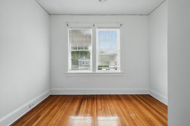 Building Photo - 4 Bedroom Highland Terrace Beauty