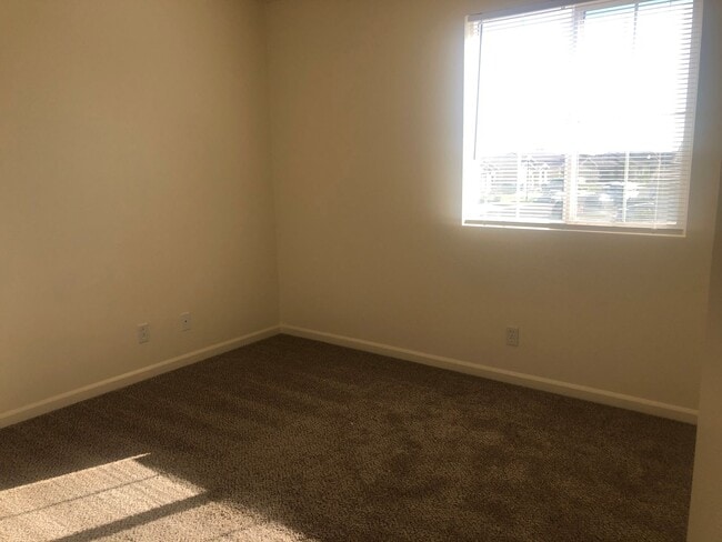 Building Photo - REDUCED!!REDUCED!!  Huge 5 Bedroom 3 Bath ...