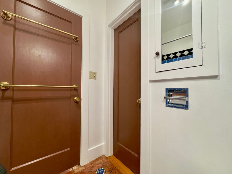 Building Photo - 2733 Russell St