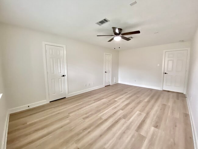 Building Photo - 1121 E San Augustine St